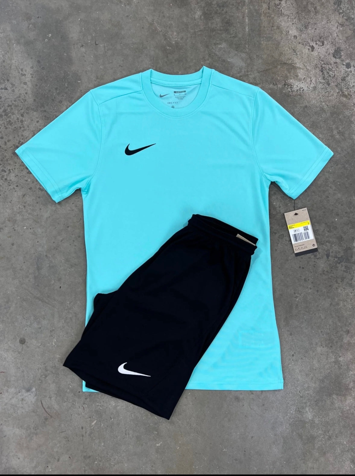 Nike dri fit turquoise/black set - T shirt / shorts